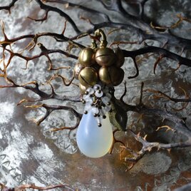 ホワイトウエディングビーズとたわわな鈴＆ムーンストーン、アフガンパーツのペンダントトップ