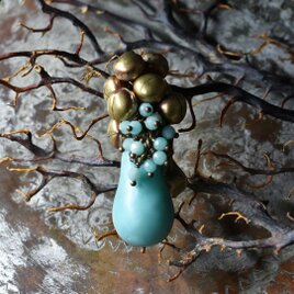 青磁色ウエディングビーズとたわわな鈴＆アマゾナイト、アフガンパーツのペンダントトップ