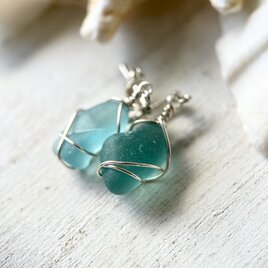 《スターリングシルバー/Silver925》海色シーグラスの揺れるスタッズピアス―小さな海をいつでもそばに―