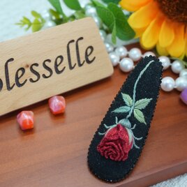 黒に映える深紅の薔薇｜立体刺繍のヘアクリップ｜大人可愛い｜一点物