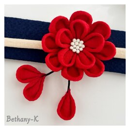 初節句・お食い初めに人気！◆4.5cmカメリア髪飾り(下がり付き)◆赤色のママでも簡単につけられるつまみ細工