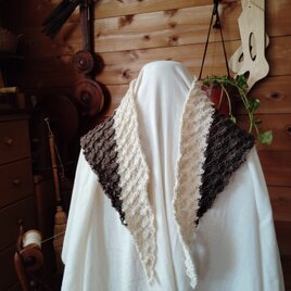 手紡ぎコットンの三角ストール（ダークブラウン色）