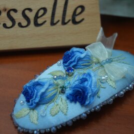 青薔薇の花束 — ひと針に想いを込めた、立体刺繍ヘアクリップ —