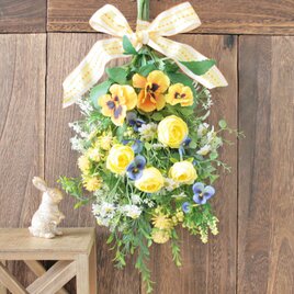 春を迎える イエローフラワースワッグ  －ビオラ・パンジー・ラナンキュラスと小花を束ねて －