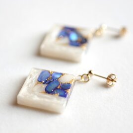 レジンアート　スクエアピアス〈囁き貝・ラピスラズリ〉