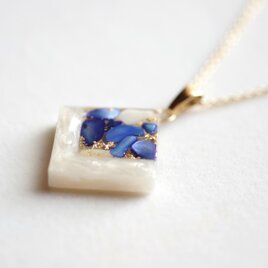 レジンアート　スクエアペンダント〈囁き貝・ラピスラズリ〉