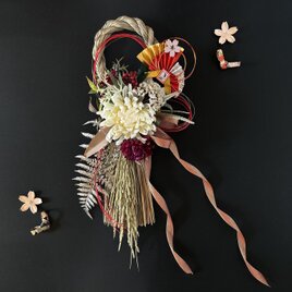 2026年☆お正月飾り★白い菊の扇のしめ縄飾り　しめ飾り　モダンしめ縄　タッセルしめ縄飾り　ナチュラル　白菊　稲穂　千両　扇　桜