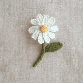 かぎ針で編んだブローチ　可愛いコサージュ　デイジーみたいな一輪のお花　葉1枚　花びら10枚