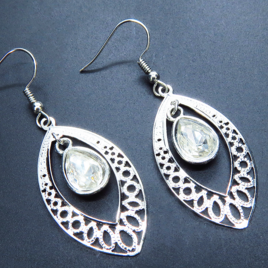 シルバーカラー 透かしアラベスク調のティアドロップ（しずく型）ピアス ラインストーン サージカル可