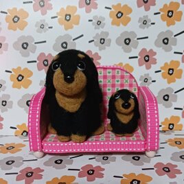 羊毛フェルト小さな ダックスフント親子ソファー付き