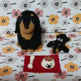 羊毛フェルト小さな ダックスフント親子　ホネ・餌付き