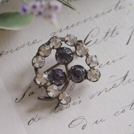 ガラスの粒でできたクローバーのブローチ