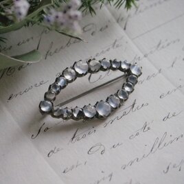 白く透き通るストーンのブローチ