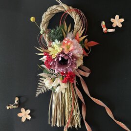 2026年☆お正月飾り★モーブピンクのダリアと杉綾リボンのしめ縄飾り　しめ飾り　モダンしめ縄　餅花　稲穂　南天　水引　ナチュラル