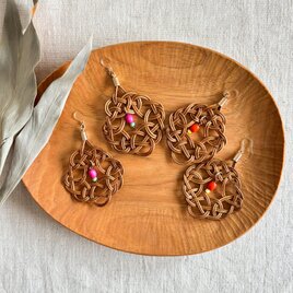 ラタンの結びの耳飾り