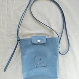 うさぎスカル、ブルーのポシェット。
