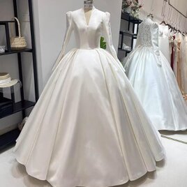 ウェディングドレス Vネック 美しいバックレース ロングスリーブ プリンセスライン 結婚式