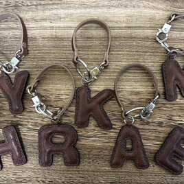 姫路レザーアルファベットぷっくりキーホルダー◆焦げ茶　E　チャーム　バックチャーム　イニシャルキーホルダー