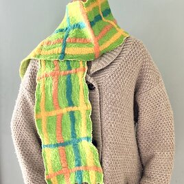 チェック柄の羊毛フェルトマフラー（綿の裏地付き　アップルグリーン）