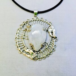 ホワイトラブラドライトの龍ペンダント