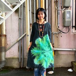 タイダイ 長袖ワンピース 黒 ブラックビューティ 碧翠色の幻想的なスノーフレイク HD25-15