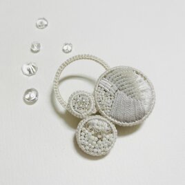 【印象に残る手刺繍のブローチ　ーenー】かろやかなつけ心地 Lサイズ淡水パール　ホワイトb015