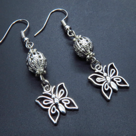アンティークシルバー 蝶（バタフライ）とメタルビーズを組合せたコンパクトなピアス