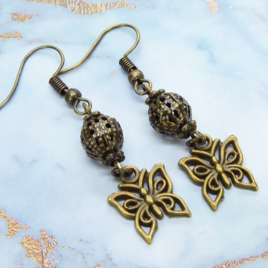 アンティークゴールド 蝶（バタフライ）とメタルビーズを組合せたコンパクトなピアス