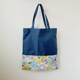 ナイロン素材のシンプルトートバッグ（ネイビー・レトロフラワー）