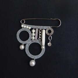 バランスブローチ(シルバーラメ）