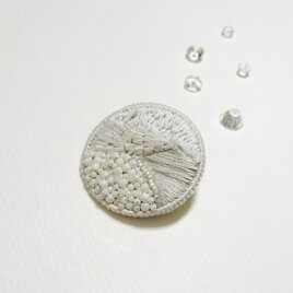 【印象に残るブローチ　ーenー】かろやかなつけ心地 L約4㎝白　ホワイトb016