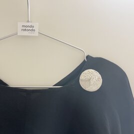 【 縁ーenー】手刺繍　軽いつけ心地のブローチ  L約4㎝ 白ホワイトb016