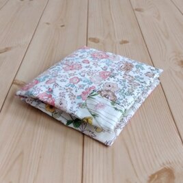リバティ　パッチワークの携帯ティッシュケース　BOXティッシュから詰替え　花柄　558