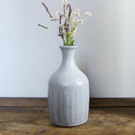 櫛目の花瓶（白釉）