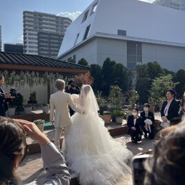 実例写真！華やか ウェディングドレス ホルターネック シークインチュール フレアスカート 拳式/前撮り