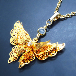 ゴールドカラー 繊細なつくりで立体的に表現された蝶のネックレス バタフライ 立体 3D 可愛い 長さ調整可 ステンレス可