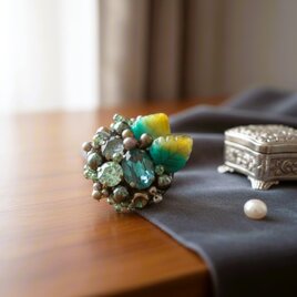 グラデーションリーフとビジューのブローチ（K1238)