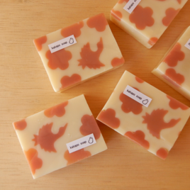 鶴と梅　せっけん　（オレンジ・フランキンセンス・ローズマリー）