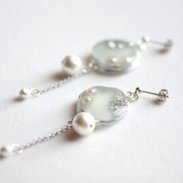 レジンアート　スライスアゲートとコットンパールのピアス〈みぞれ〉