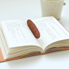 革のパンのしおり