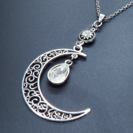アンティークシルバー アラベスク調の透かし模様の入った三日月にラインストーンのムーンネックレス 長さ調整可