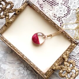 レジンアート　バイカラーのオーバルペンダント〈カメリア〉