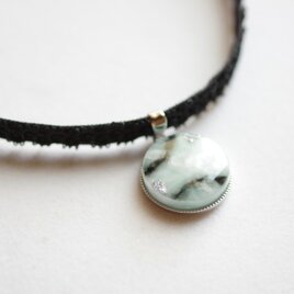 【受注製作】レジンアート　ラウンドモチーフとタティングレースとベルベットリボンのチョーカー〈氷れる湖〉