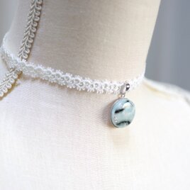 【受注製作】レジンアート　ラウンドモチーフとタティングレースとサテンリボンのチョーカー〈氷れる湖〉