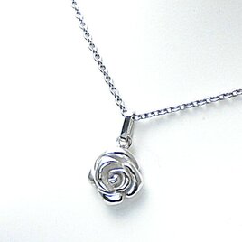 ホワイトローズ｛薔薇｝のペンダント・シルバー製【主張しすぎない程よいサイズ。】