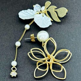 エレガントなプルメリアとモンステラ左右デザイン違いパール付きゴールドピアス