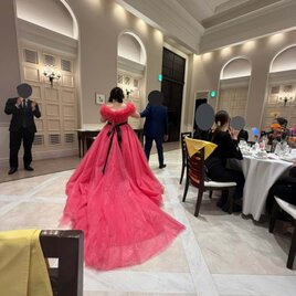 実例写真！カラードレス ローズピンク 取り外しオフショルダー シークインチュール 花嫁 フレアスカート