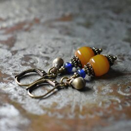 ツートン琥珀色アフリカンアンバーとブルービーズ、民族鈴のピアス