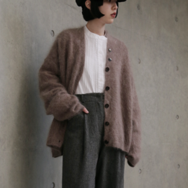 ふんわり温もりの主役。ウール＆カシミヤ 長い毛足Vネックカーディガン　茶色　　251211-1