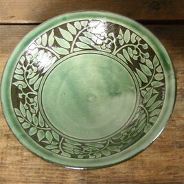 ナナカマドの掻落し深皿（織部）